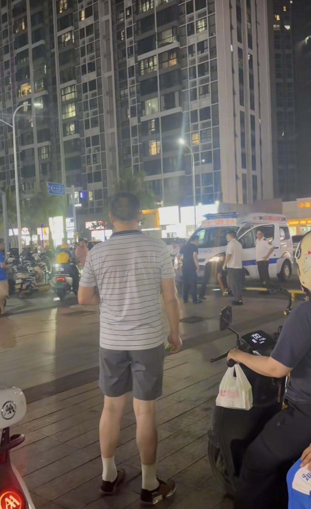 近日，海南三亚。网友发布视频，某小区内物业人员阻拦救护车进入，被黑衣男子破口大骂