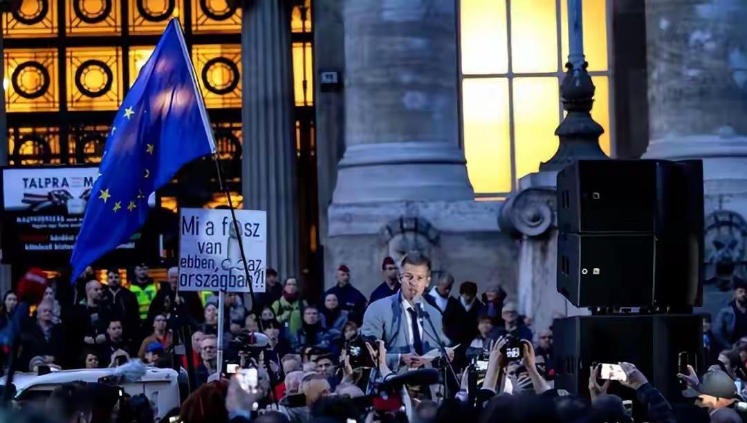 匈牙利反对党领袖彼得·马扎尔指责美国干预即将举行的议会选举，此前美国副总统约翰·