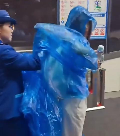 5月6日，济南突降暴雨，不少乘客被堵在地铁口，济南地铁迅速启动“爱心雨衣”服务，