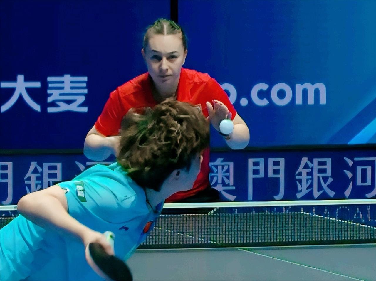 我去！这个女裁判太严格了，开局判了大迪头部遮挡！大迪不服，请求了鹰眼！结果