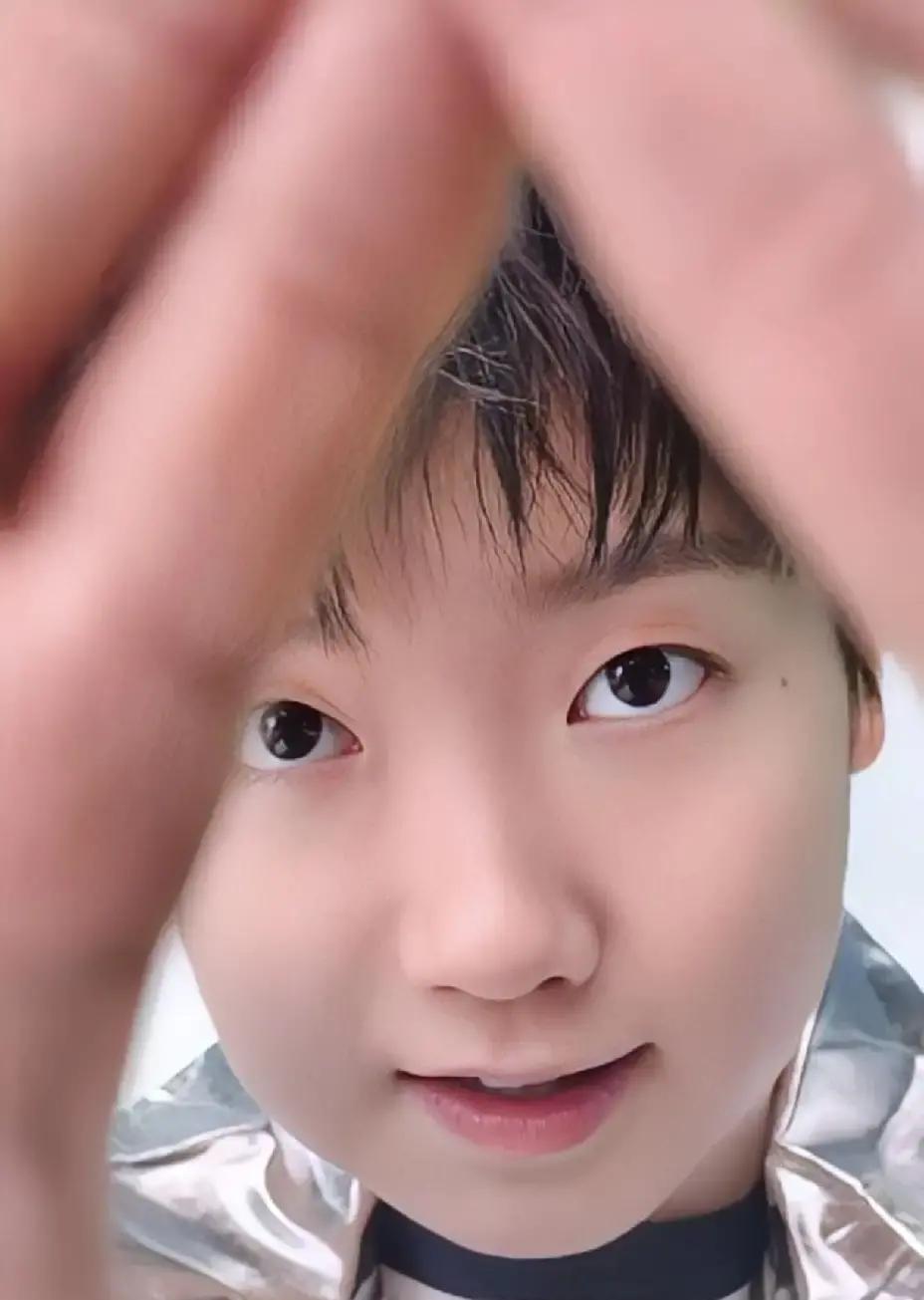 莎莎代言费飙到8位数昨天品牌官宣，她穿白T往那儿一站，热搜直接爆了。粉丝刷