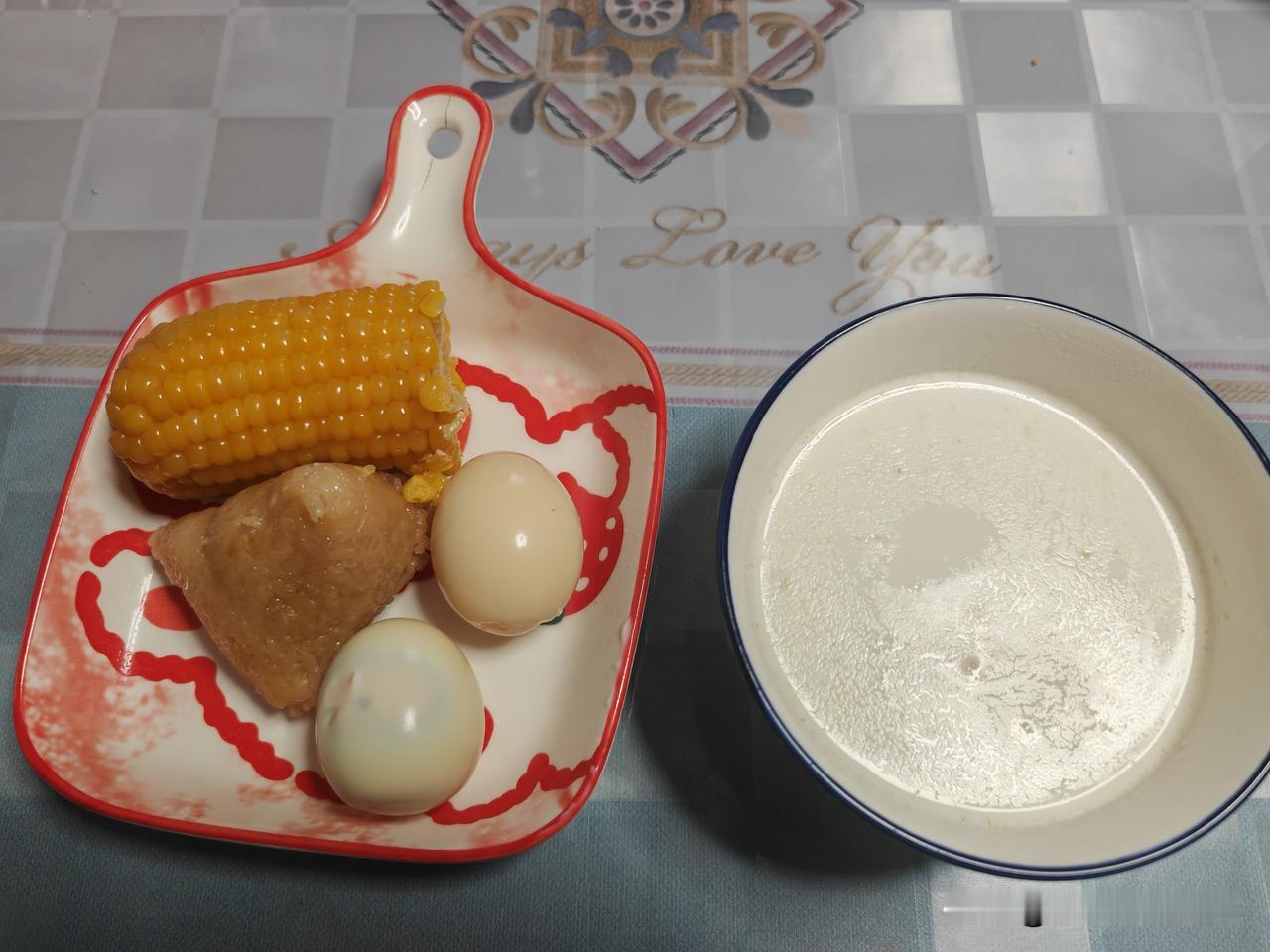 早餐分享～早晨天气不好，我和老公六点多才起床，他说市场要的货不多，不着急去上班