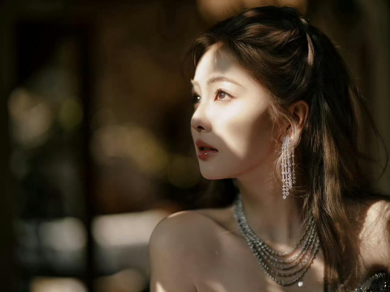 白鹿第二套红气养人～～～现在每次活动妆造发挥都很稳定了​​​