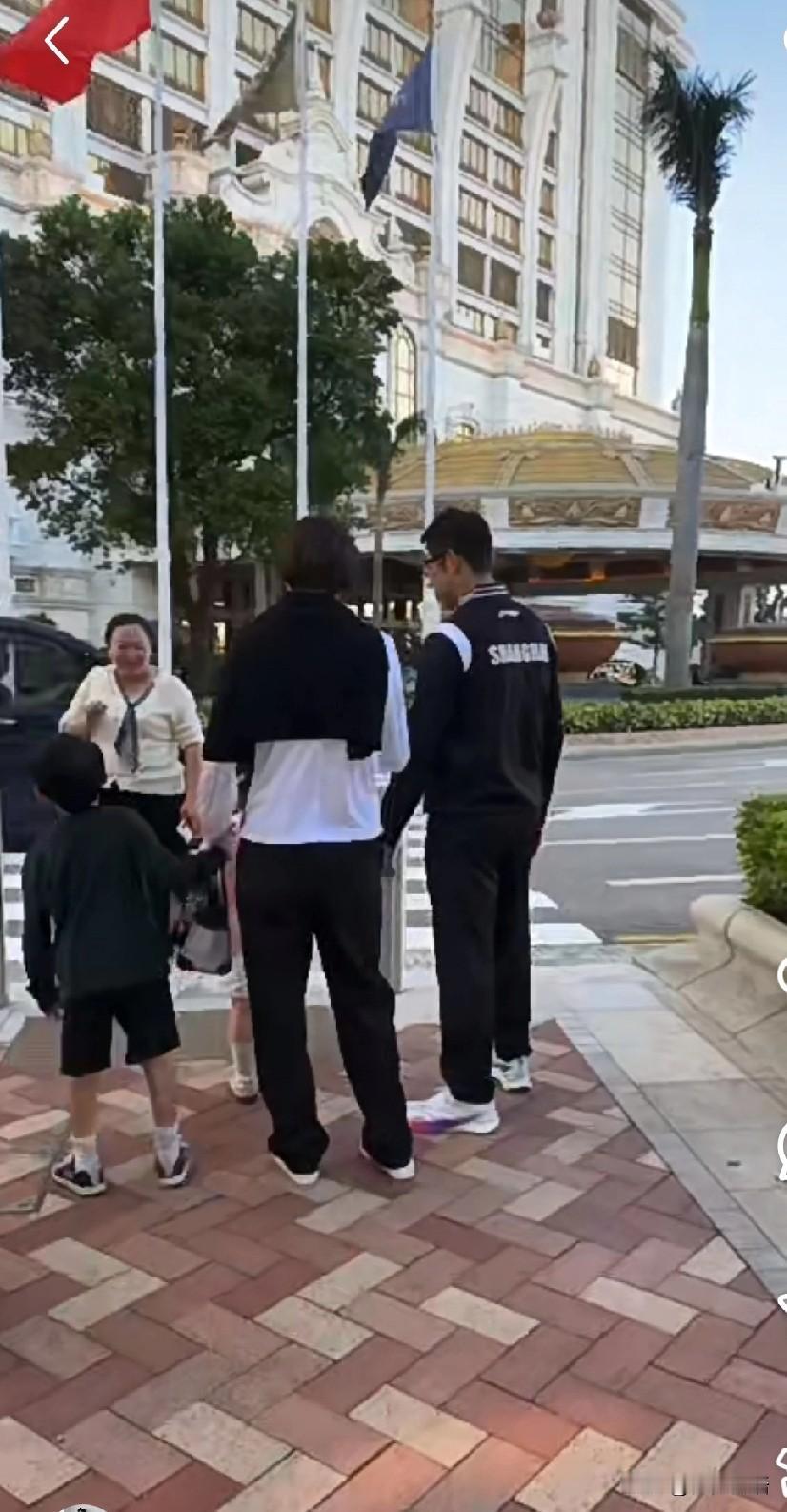 姚彦带着卡宝和妹妹一起去了澳门。这次在澳门打比赛的时间比较长，看到很多家属都去