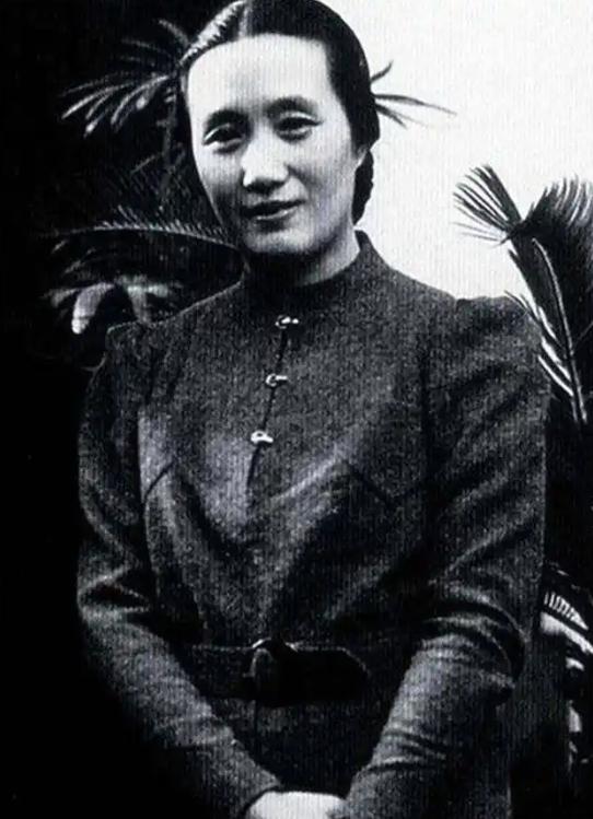 1942年，董竹君喜欢上了已婚的陈清泉。陈清泉的妻子对她说道：“你知道破坏别人家