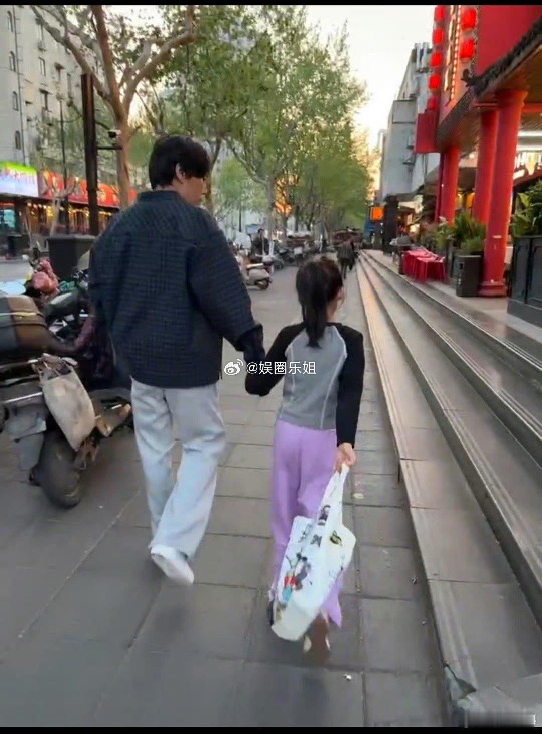 颜值像妈妈，大长腿像爸爸，中了基因彩票的宝贝有爸爸妈妈和哥哥的宠爱😊伊能静秦昊