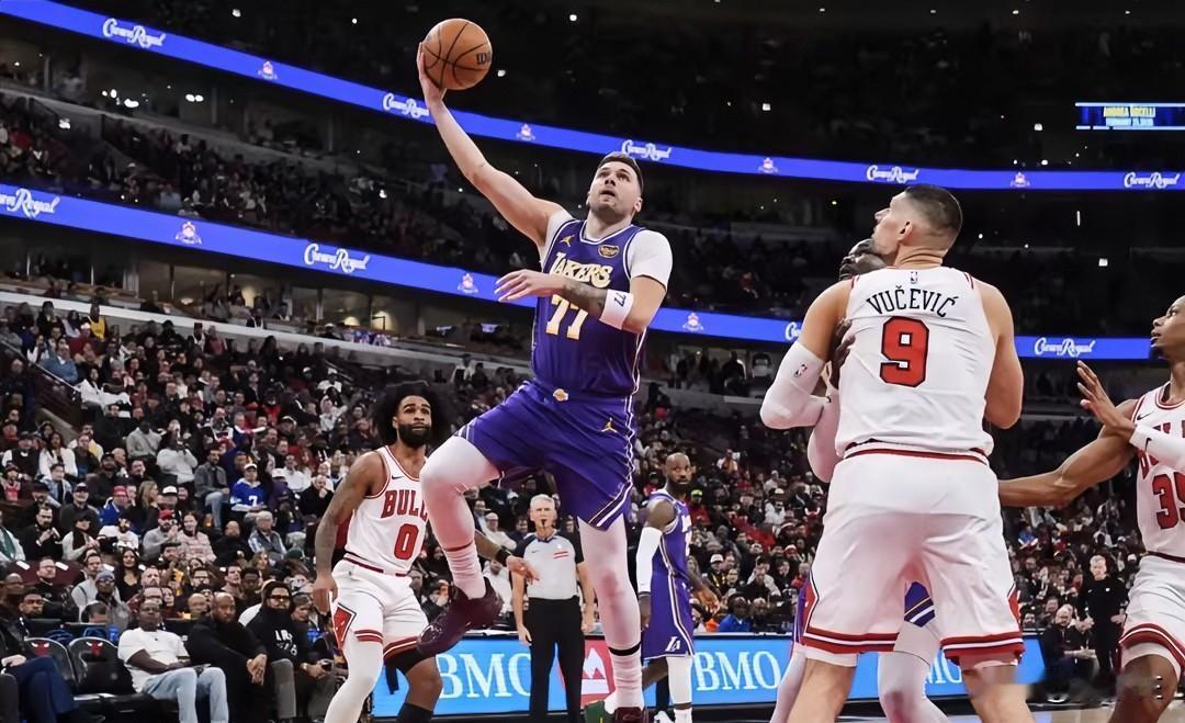 湖人胜公牛，聊四件事。1，除了正负值对詹姆斯不太“友好”，上半场老同志一马当