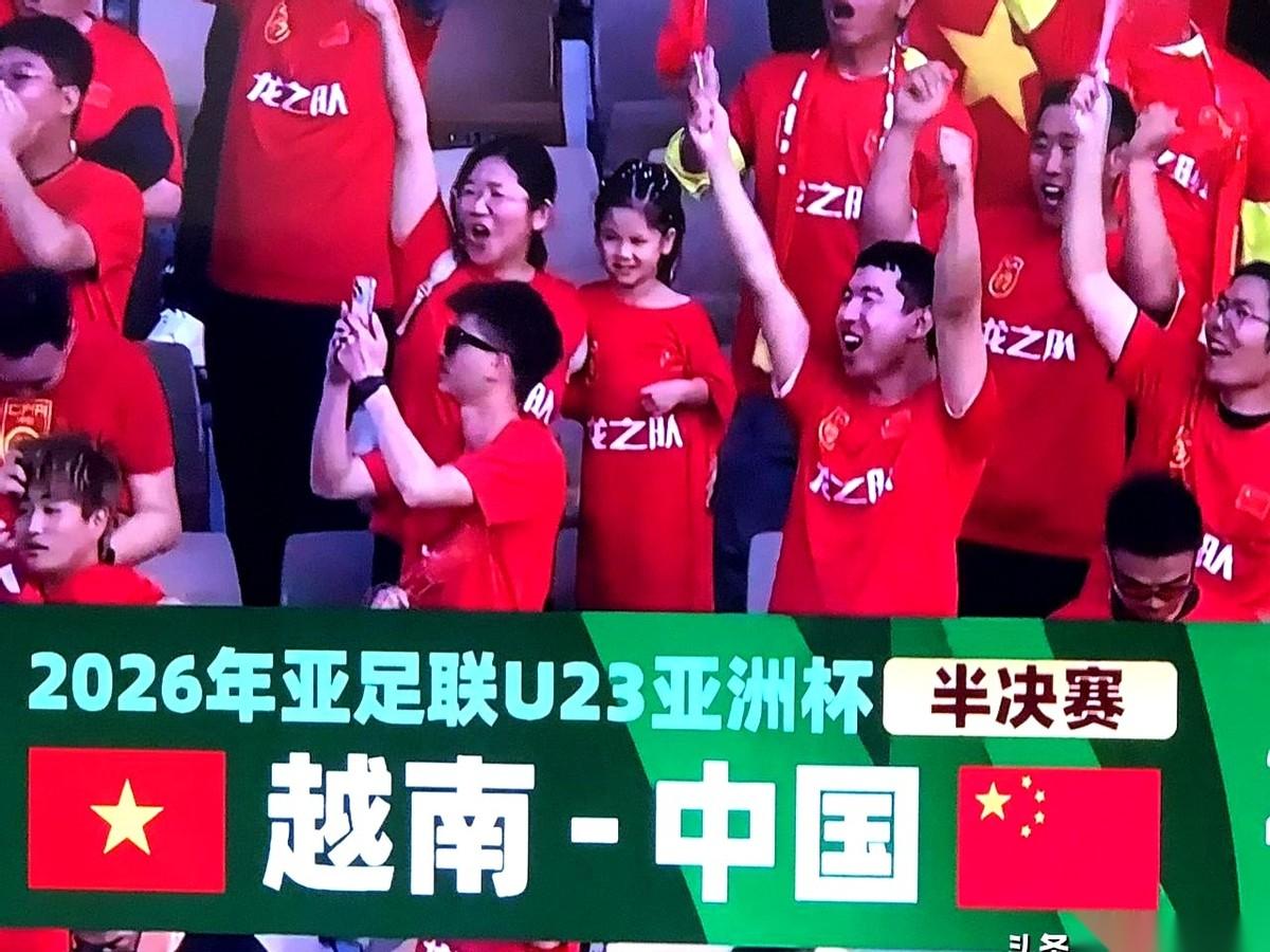 那场U23国足对越南的比赛，掰开了揉碎了看，就不该赢。我们这边，磕磕绊绊，靠一