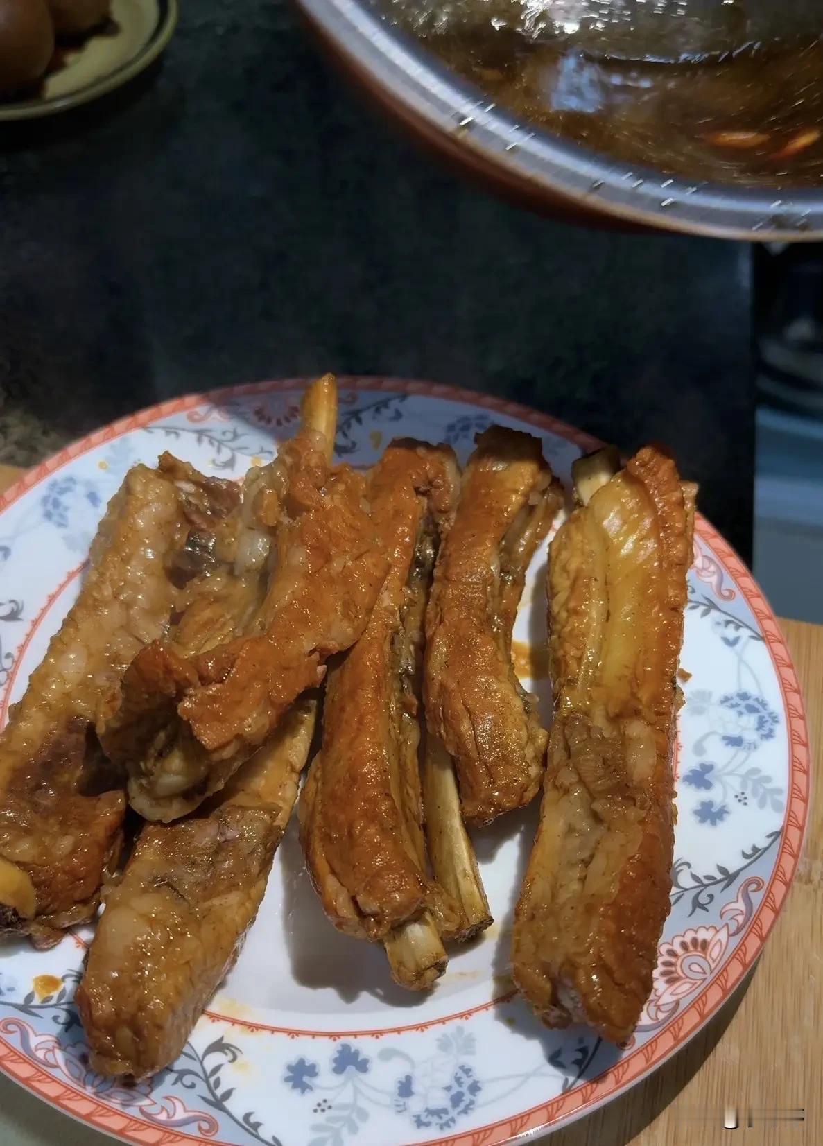 我承认，我亲爱的小姑因为退休金少，才选择继续打工。​​我小姑今年54周岁，