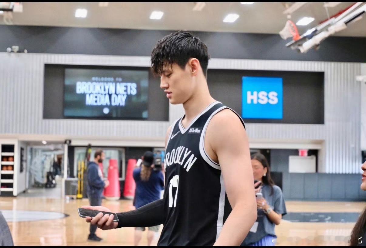 祝福曾凡博好好发展，不说虎狼之词[大笑]，拿球说话，留在NBA​​​