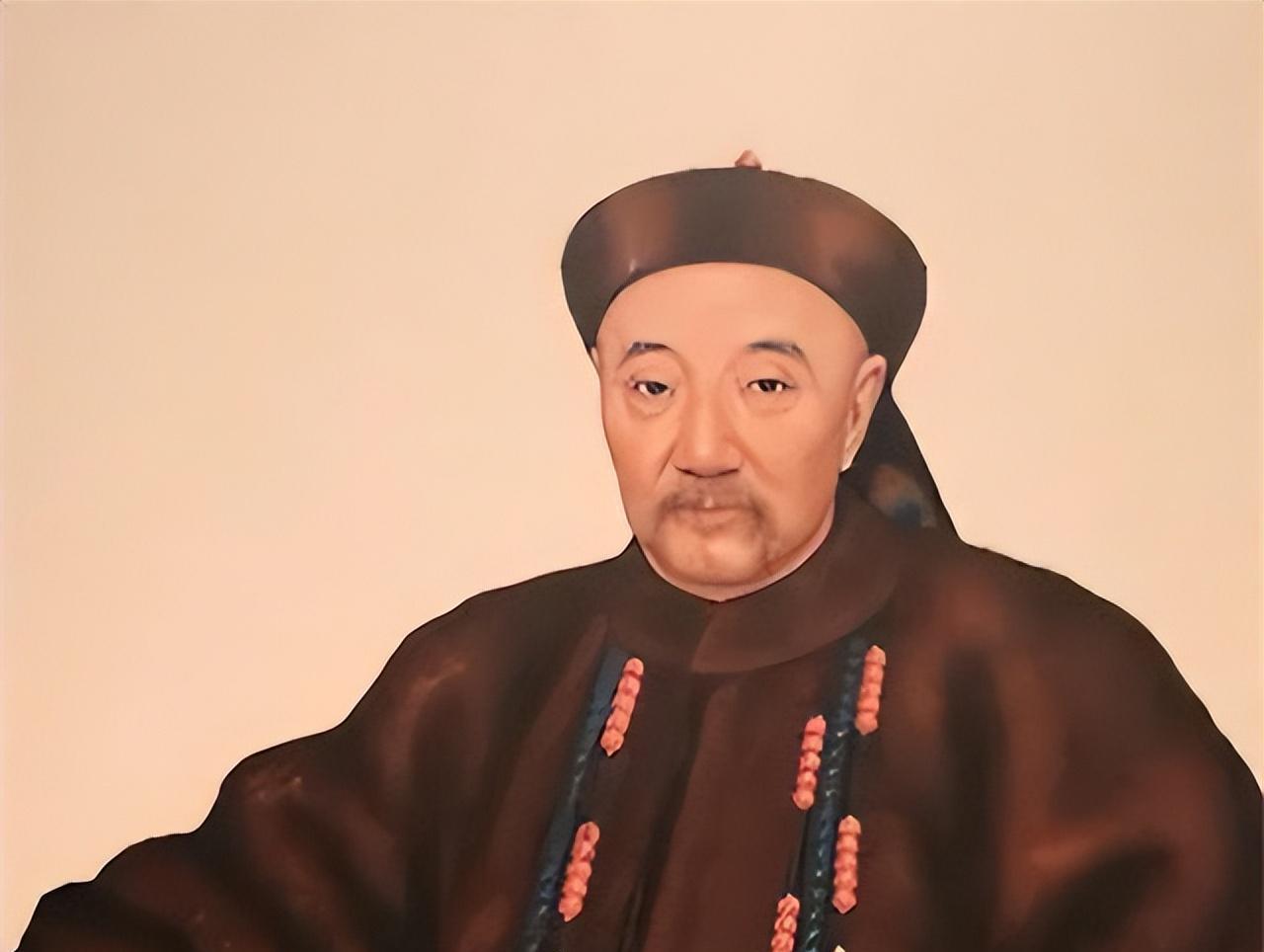 胡雪岩无故被朝廷革职后，他惶恐中赶紧遣散了所有妻妾，一大早，胡雪岩就召集了十二个