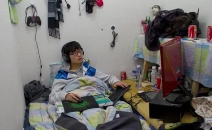 许多可怕的现象正在毁掉孩子的三观,必须引起我们足够的重视和警惕。1. 短视