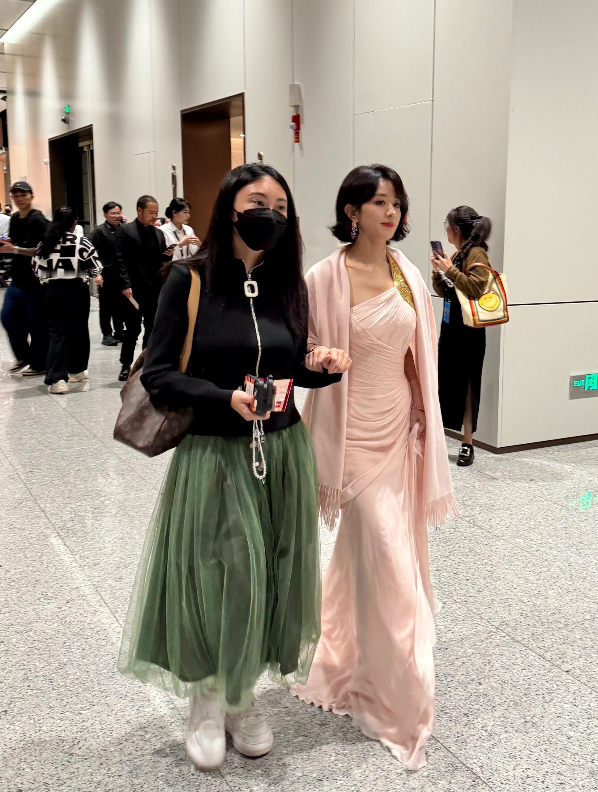 赵丽颖为啥出门总是要人扶着走路？​​​