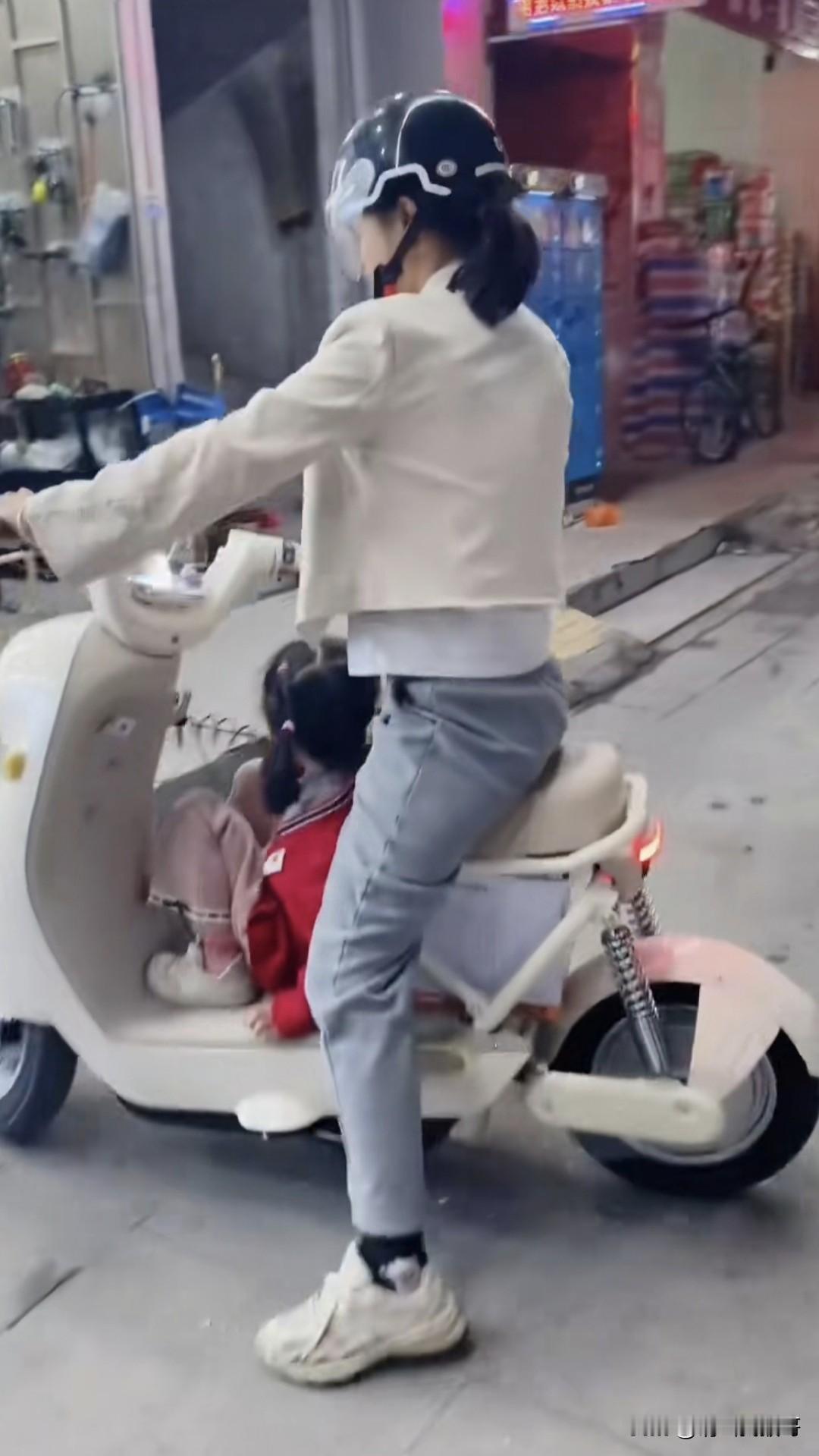 有时候真想问问那些专家，电动车带来的隐患到底是车速问题，还是抢占机动车道问题，还