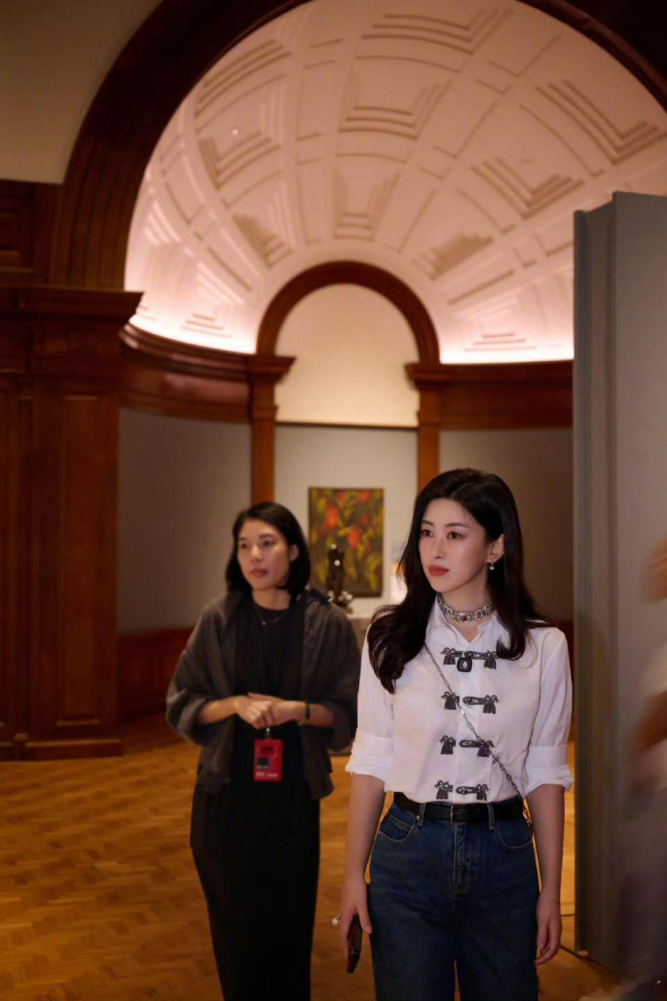 朱珠看展vs我看朱珠展是什么展不重要，重要的是镜头里的朱珠，美到移不开眼～