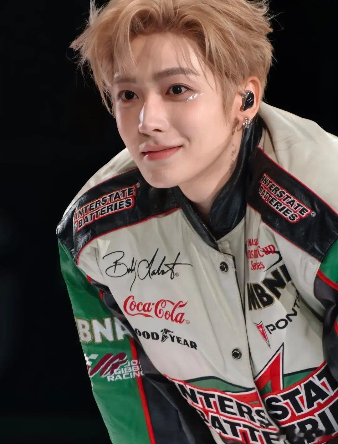 爱豆妆的侯明昊，这个造型也太夯了吧