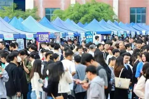 人口总量减少其实还是次要的，就像有人说降低到10亿也足够大啊。没错，但你以为到了