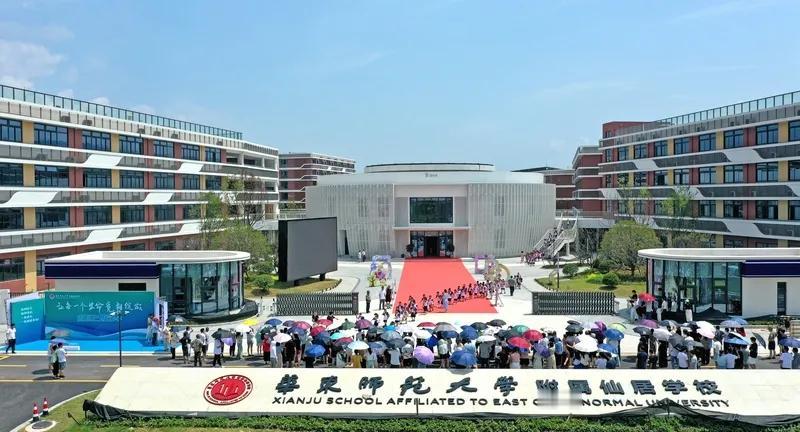 民办中小学人满为患，公办学校却门可罗雀。民办学校一个年级十几个班，每个班能有8
