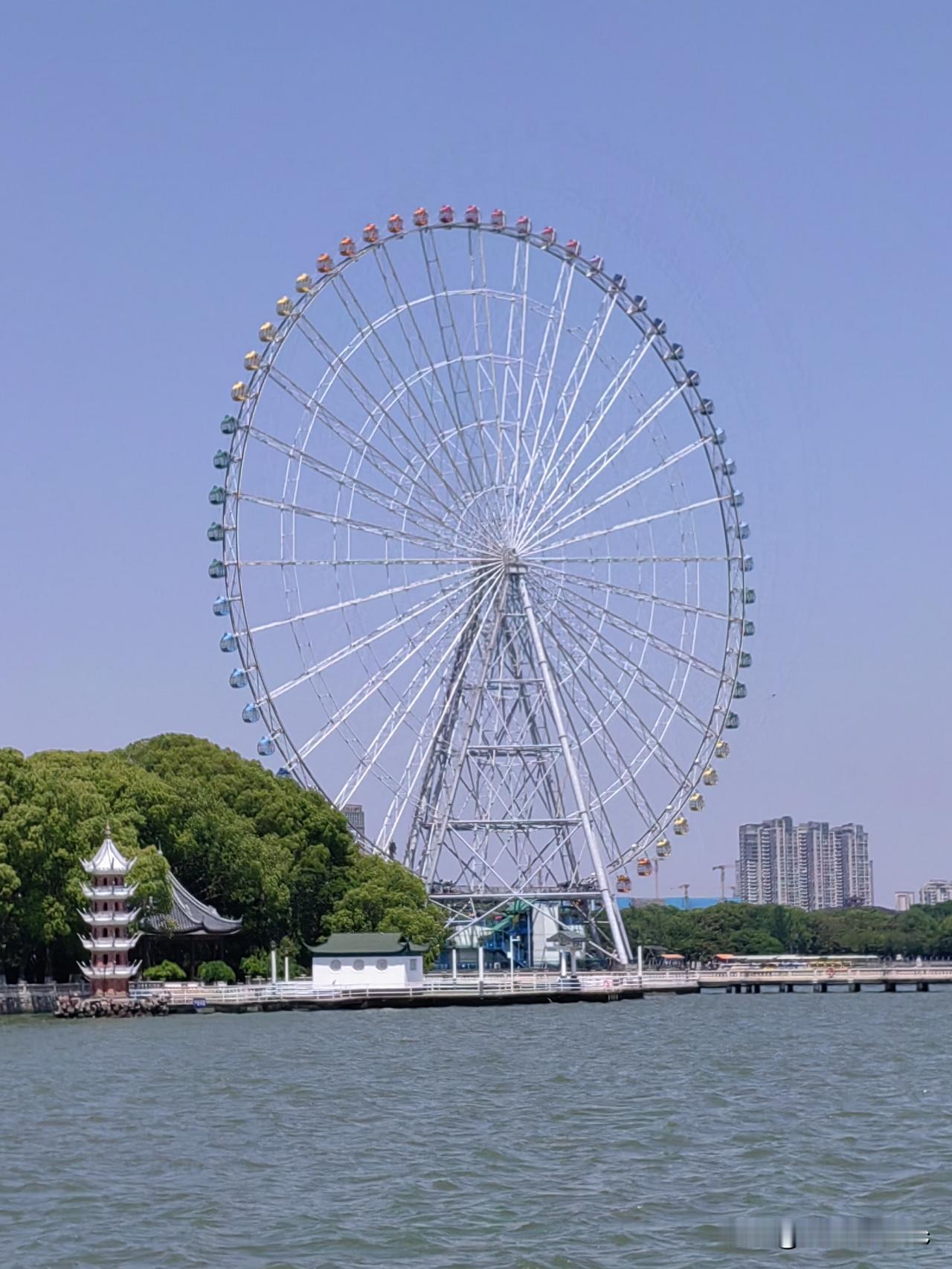 青岛是计划单列市，而无锡不是，二者都是省内的龙头，经济结构各有什么优势？青岛