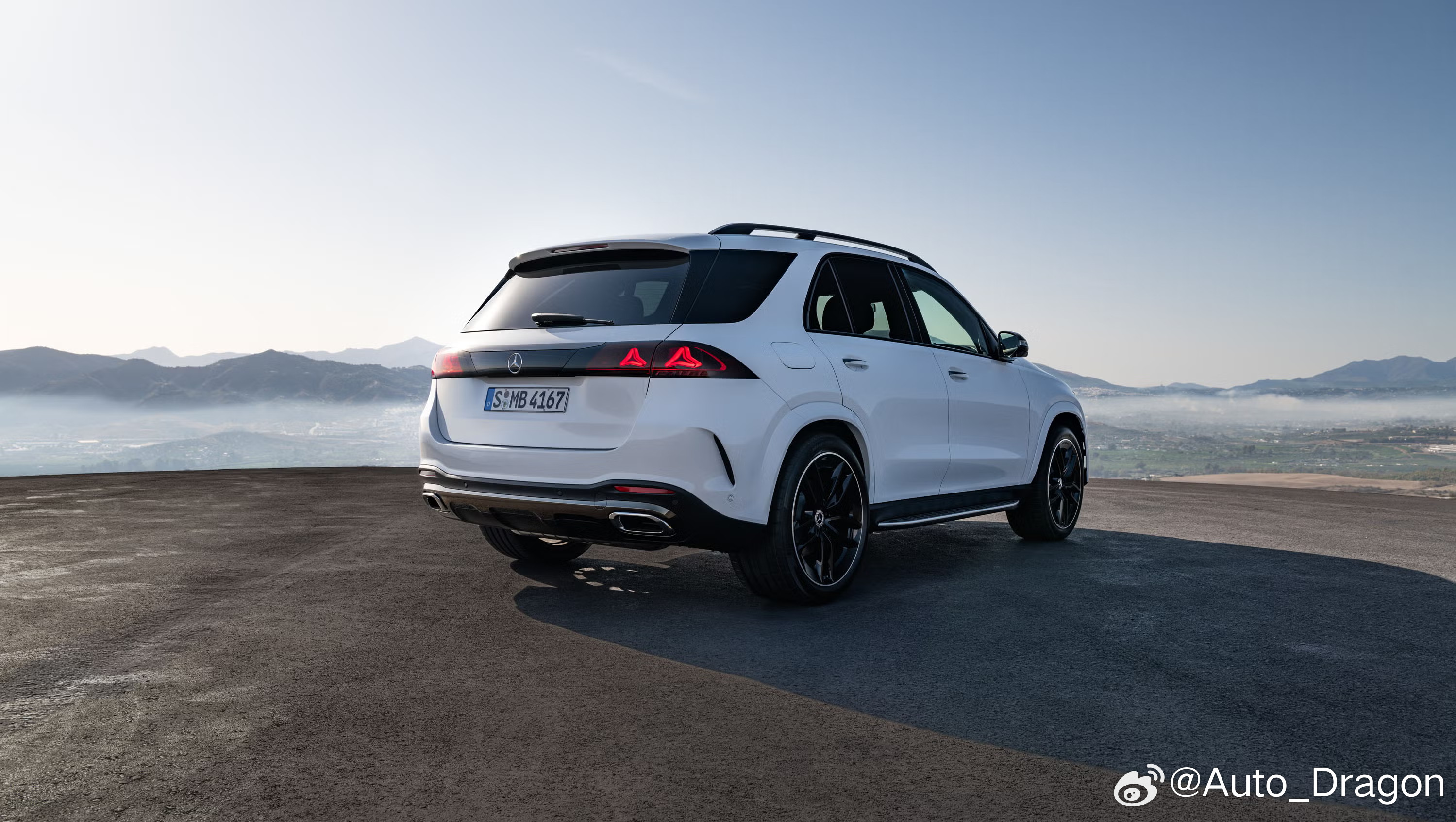 2027奔驰GLE/GLS看着都不像设计师设计的。更像是产品经理用AI设计的，