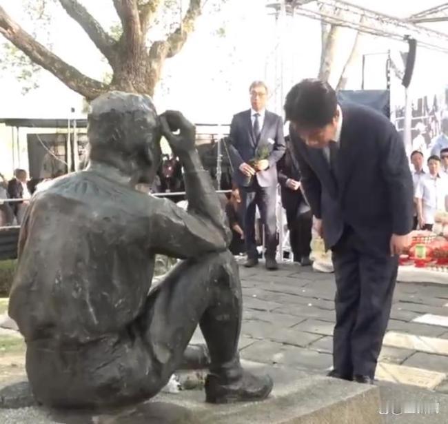 5月8日台南，赖清德当着安倍晋三遗孀的面，对着日本殖民者的雕像行跪拜大礼，