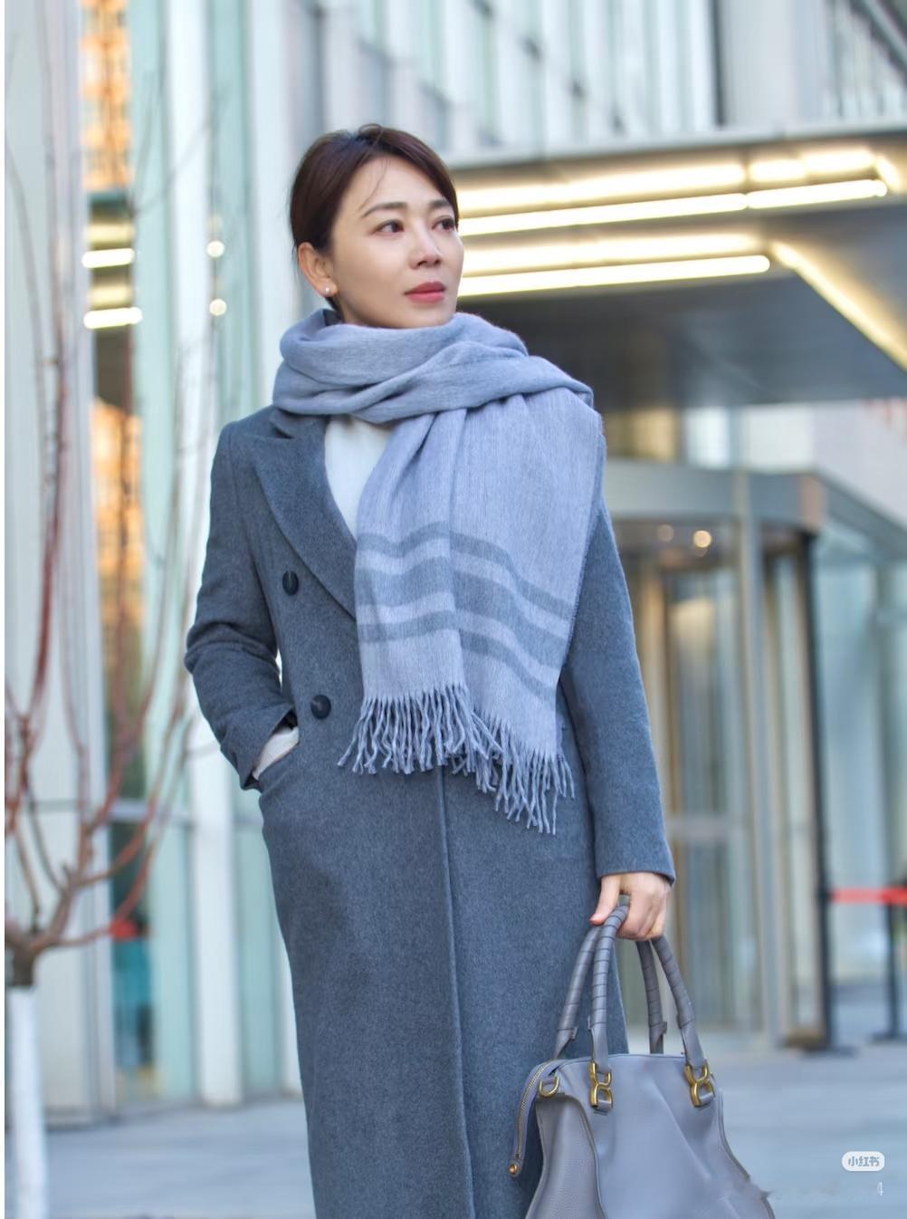 劳春燕这气质，央视主持圈藏不住的亮点！家人们谁懂啊！劳春燕一笑太迷人了，长