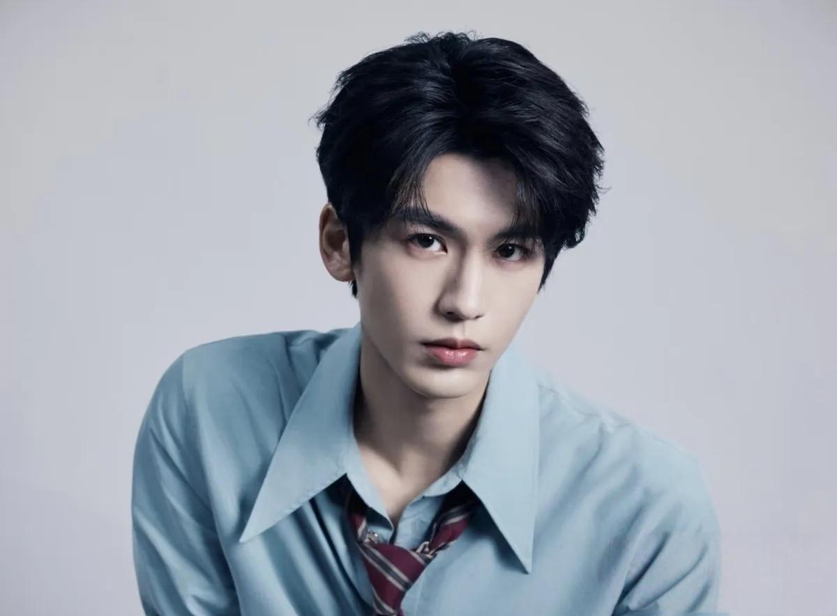 张凌赫冲上热搜！素颜变身电力工程师也太帅了4月22日，张凌赫凭公益纪录片直