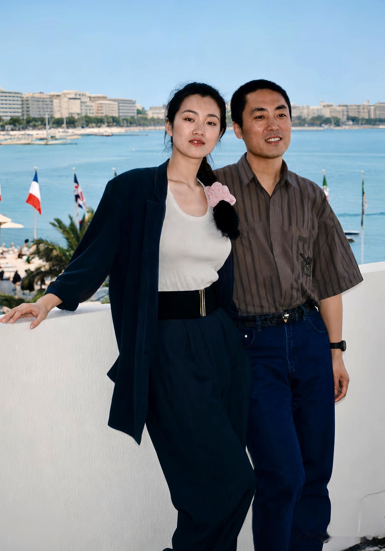 这是1990年张艺谋与巩俐在法国戛纳的海滨平台的合影。当时张艺谋40岁，眉清目秀