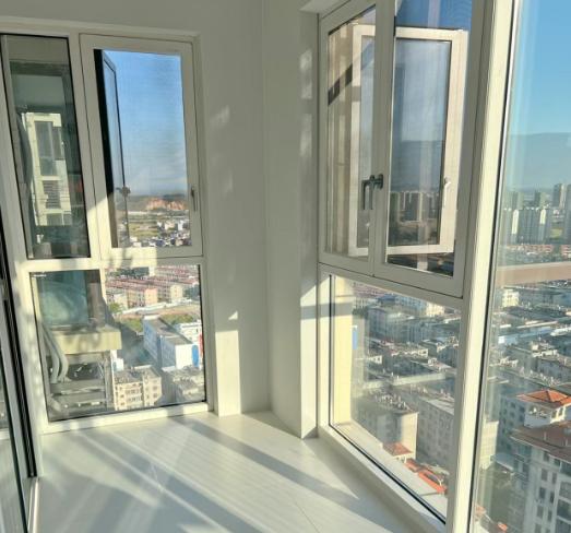 我家第一套房，用的开发商送的塑钢窗。住了三年，冬天漏风，夏天进蚊，楼下广场舞吵得