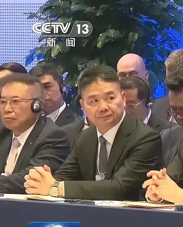 强哥上新闻联播了，意味着什么？6月25日播出的《新闻联播》画面显示，刘强东出席