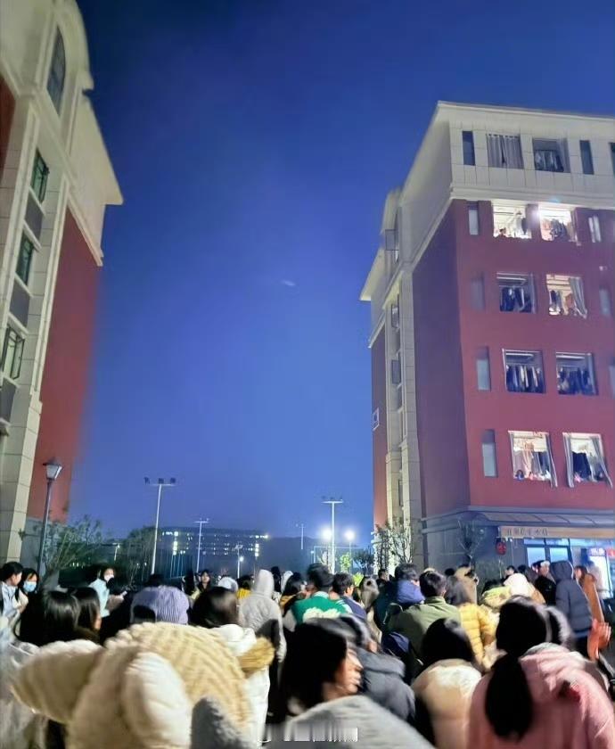 最近贵州一高校疑煤气泄漏紧急疏散学生的话题引发不少关注，贵州医科大学的同学们经历