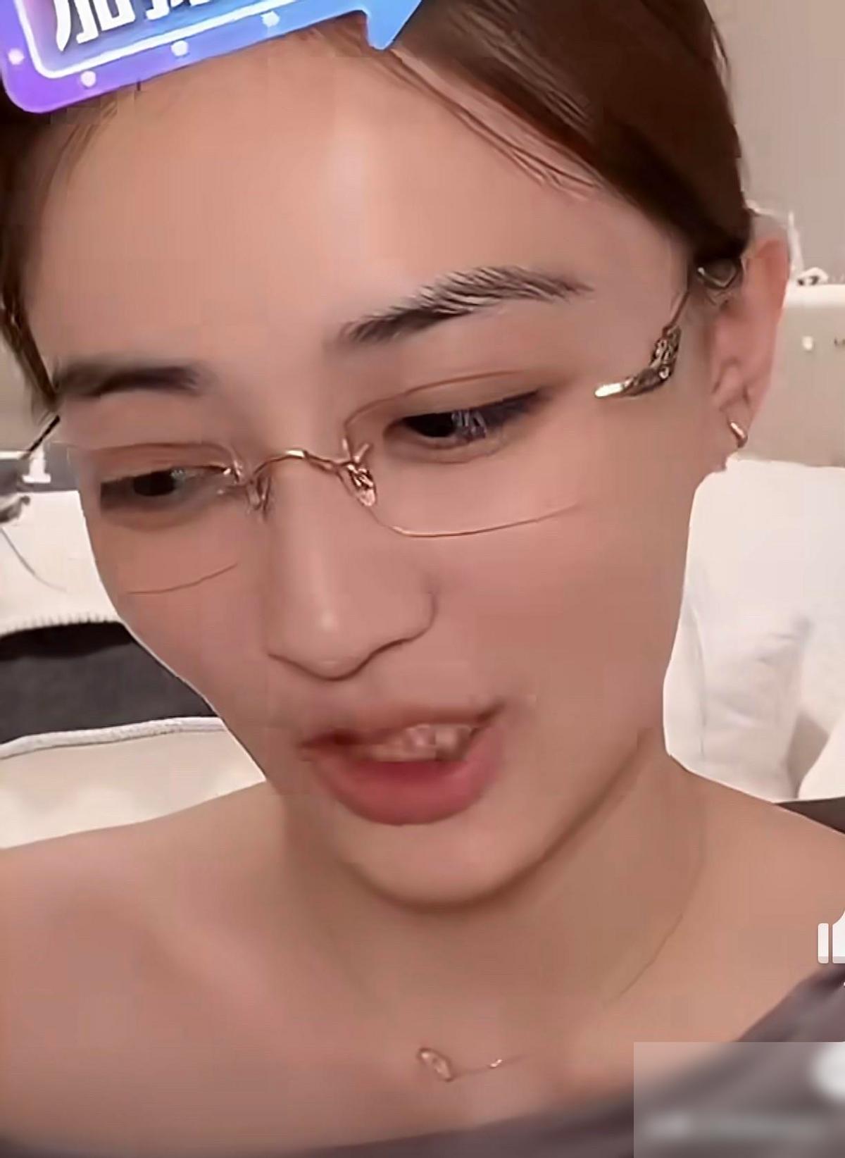 徐璐自爆办了终身美容卡，结果美容院倒闭了。近日，徐璐在直播里聊到这事。最该盯住