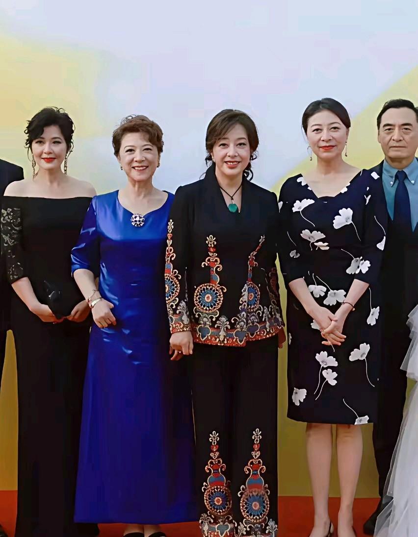 几位老戏骨们的合影，田岷、王馥荔、刘晓庆、岳红，右边的男明星看着有点眼熟，没有认