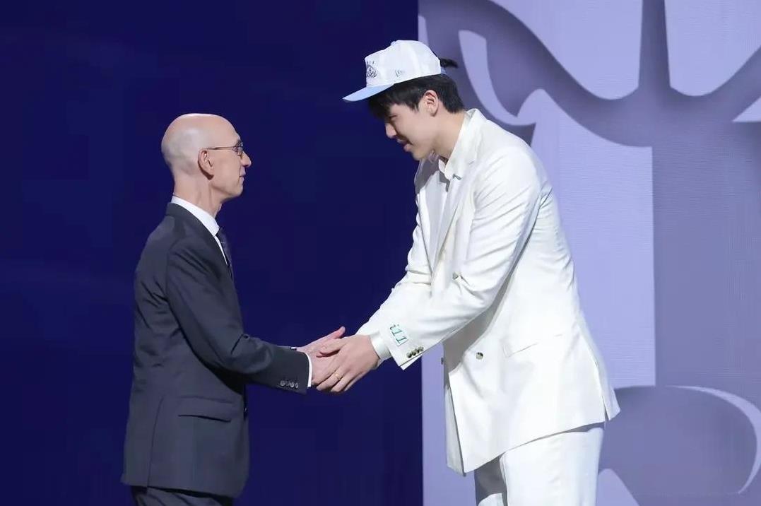 肖华:杨瀚森极有可能像姚明那样推动NBA在中国影响力近日，NBA总裁肖华在接受