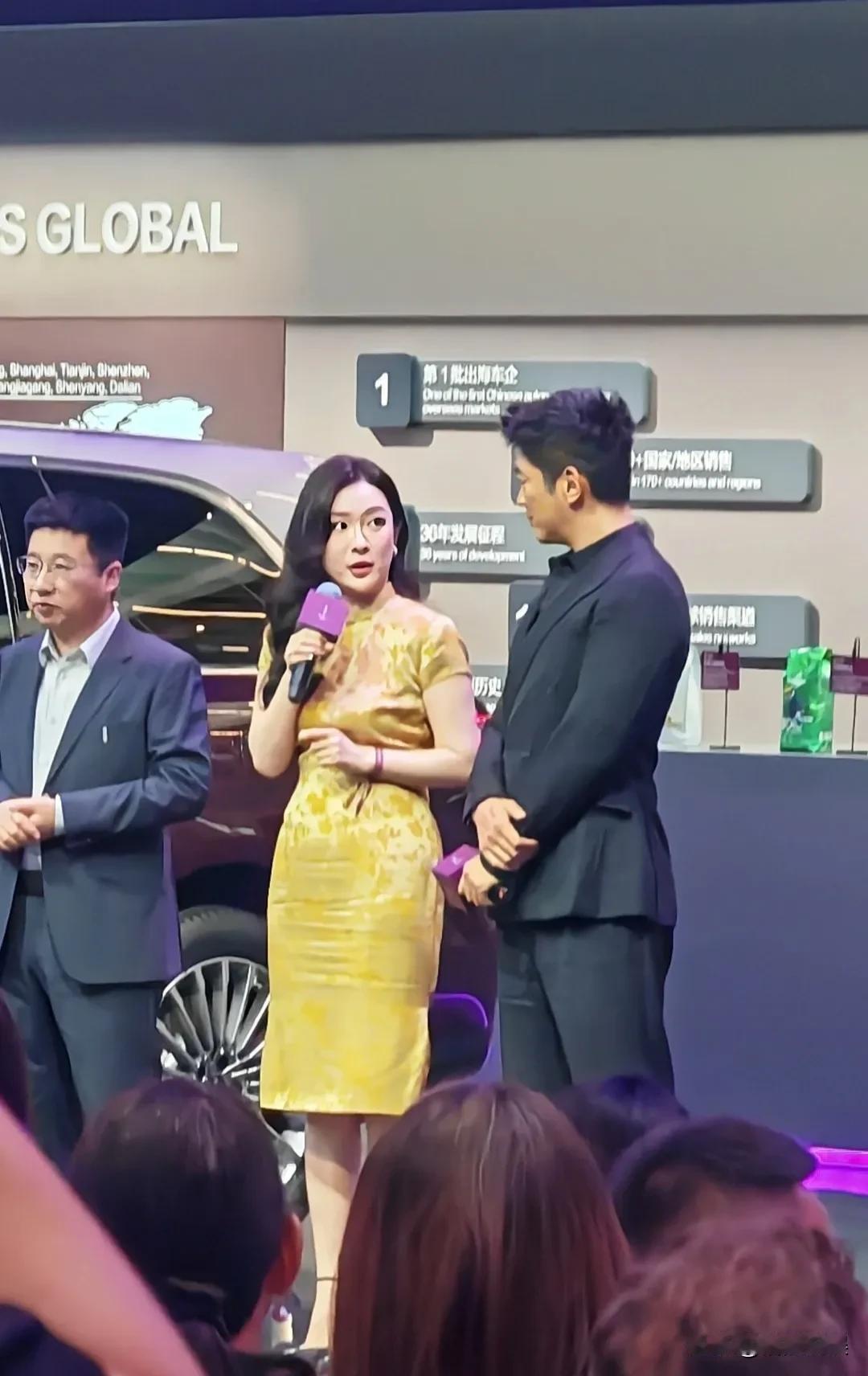 杜江夫妇现身北京车展，霍思燕这一身黄色旗袍的穿搭，看着好有韵味！微胖才是女人最