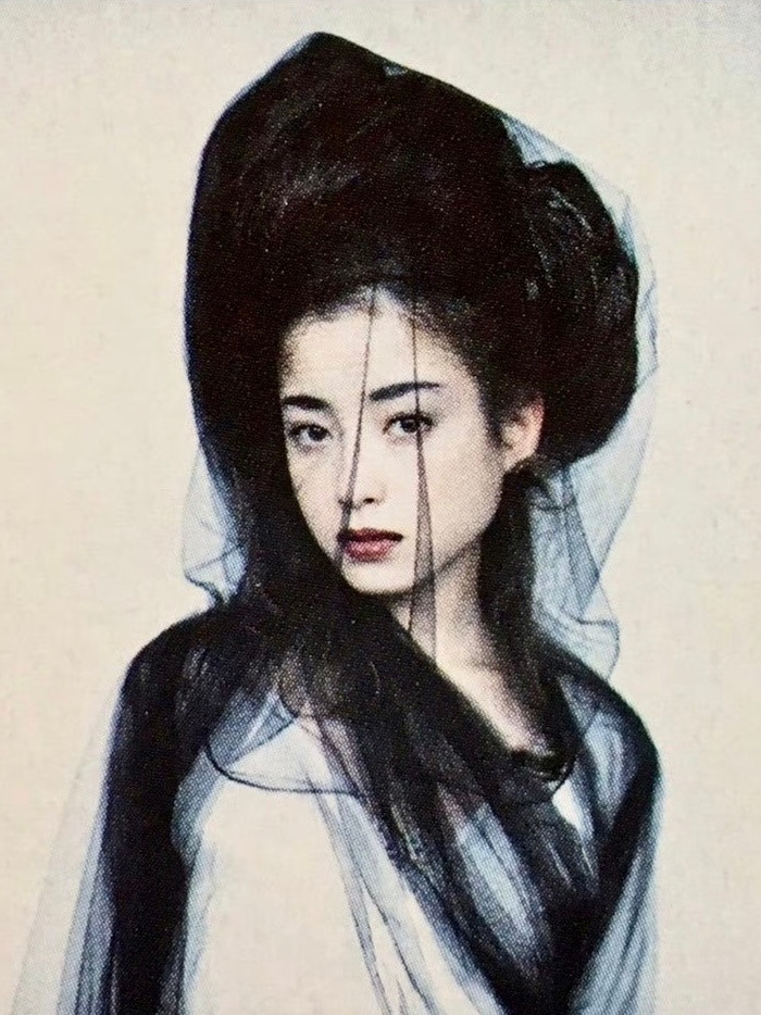 1998年，宫泽理惠登上《SPRING》杂志的一幅写真。藏在面纱下的那一朵幽玄的