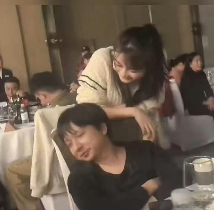 雕哥：上次狗哥结婚的时候，我还问了一下轮轮，我说最近几年有玩过dota没，他说碰