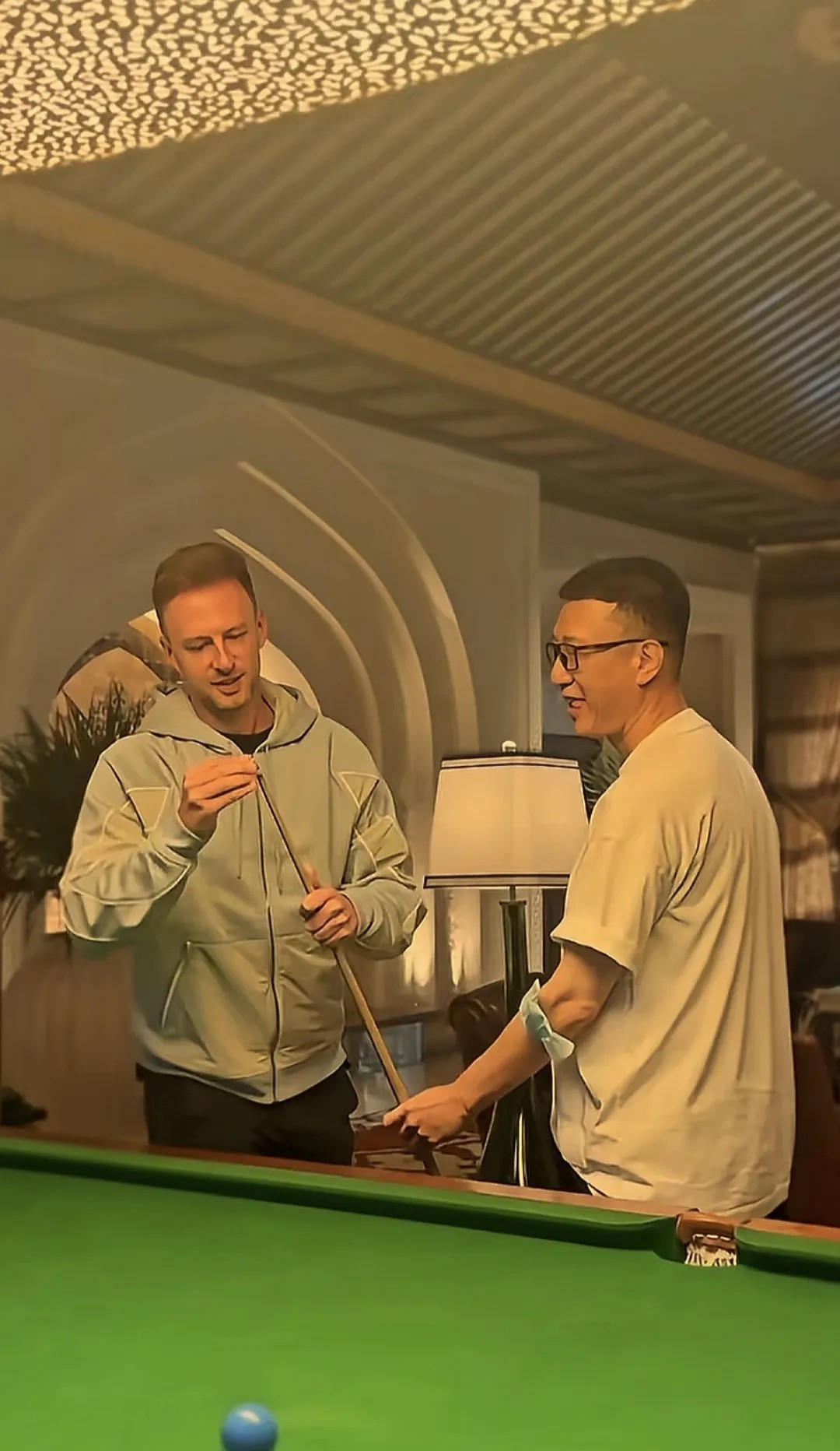 起床起猛了！看到孙红雷和特鲁姆普在打台球！！小特帮孙红雷摆球！这孙红雷不得问