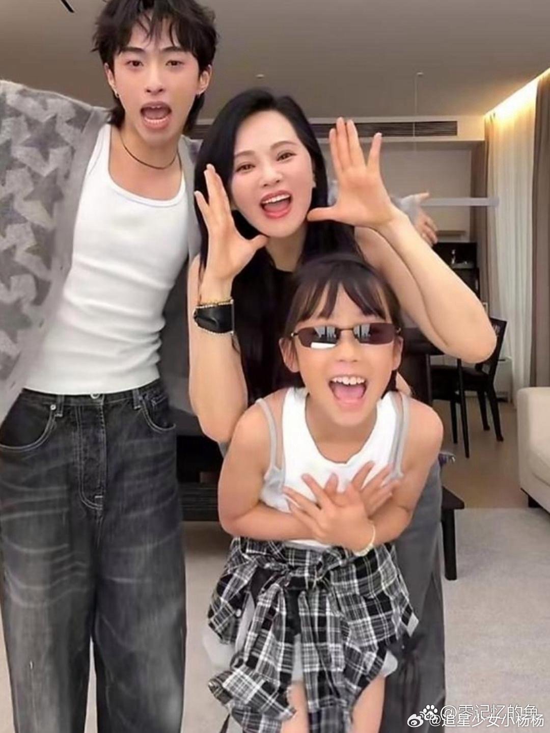 伊能静那么漂亮，两个孩子都没有继承她漂亮的基因。​​​