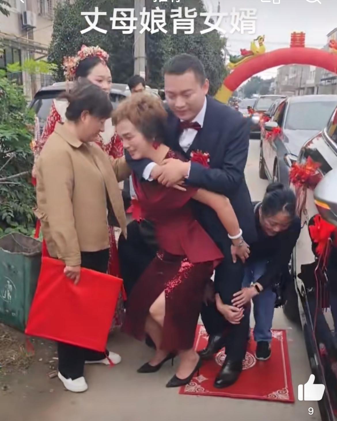 国庆婚礼奇葩事多，这来个丈母娘背女婿的，之前还刷到过公公背媳妇挨桌敬酒的。丈母娘