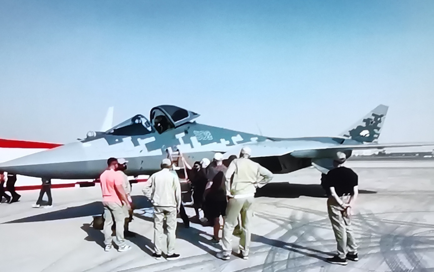 俄罗斯功勋飞行员博格丹，驾驶着他的苏57又去了阿联酋航展，而且再次秀了一把他的拿