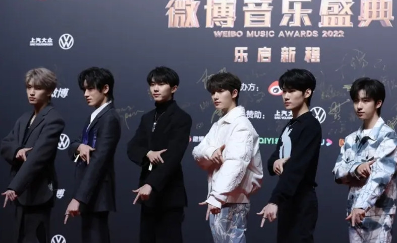 网络上充斥着有关“时代少年团”在上海举办演唱会的讨论，有赞成者，但反对者居多。