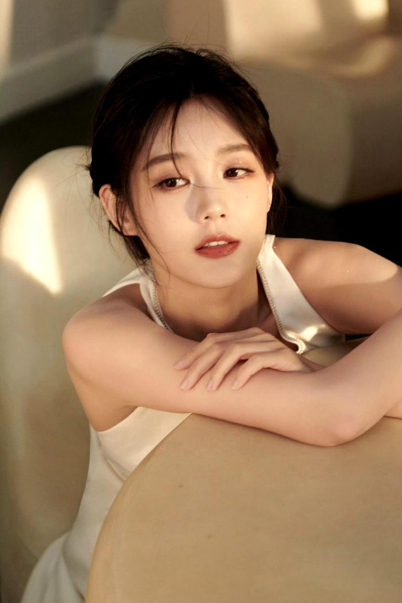 李一桐白裙氛围感大片，美到失语！一袭简约白裙勾勒出曼妙身姿，慵懒的发丝搭配暖