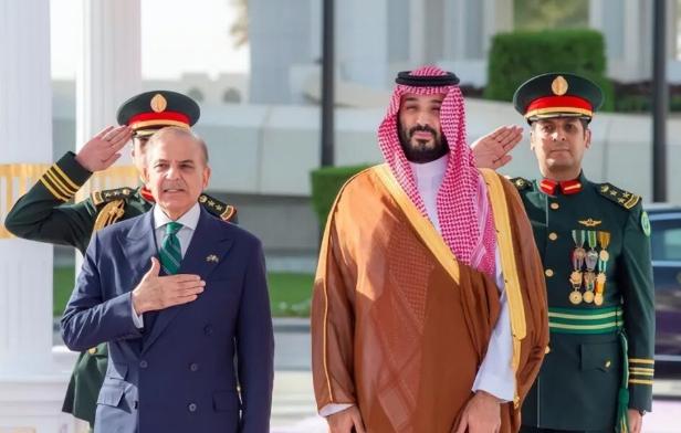 巴铁也动了！巴基斯坦部队突然进入沙特，带着一整套中国防空导弹体系，这一步棋一下