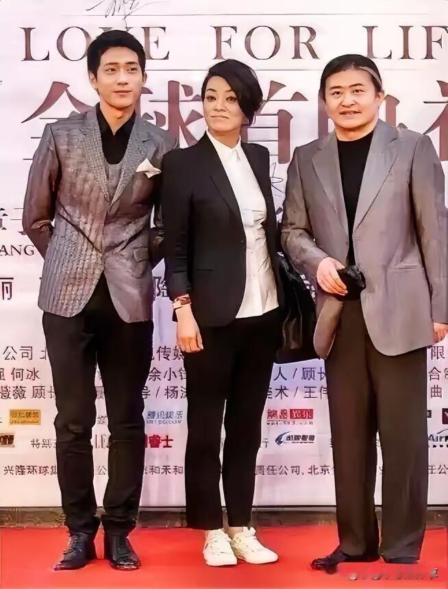 多年前的这一张老照片里，有两位歌星是当年家喻户晓的帅哥美女，他们唱的歌曲几乎都是