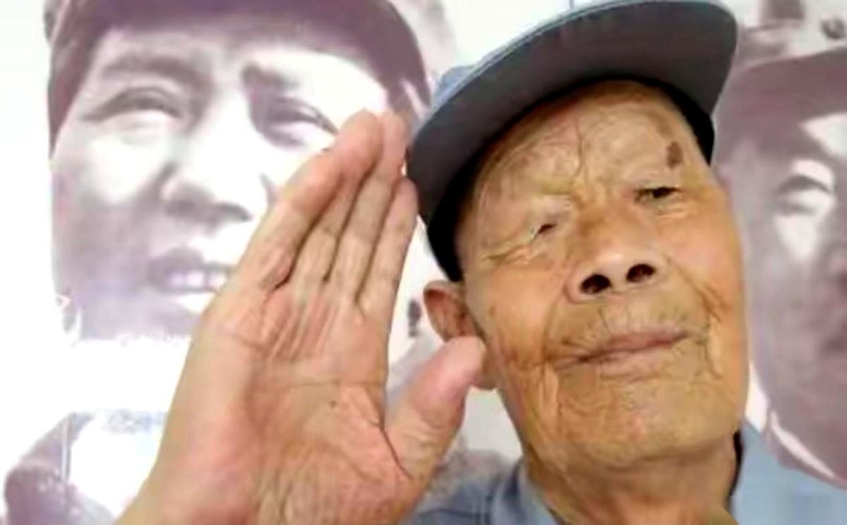 他老婆拿着那个黑乎乎、还带着血的东西给医生看的时候，估计自己都懵着。医生一瞅，