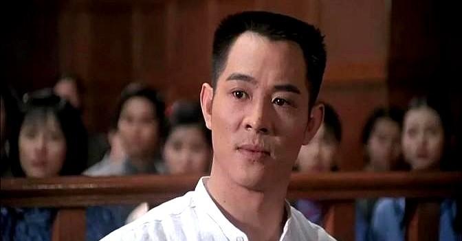 李连杰“我敢拍着胸脯说，我从来没有做过一件对不起中华民族的事”主持人问“那你为什