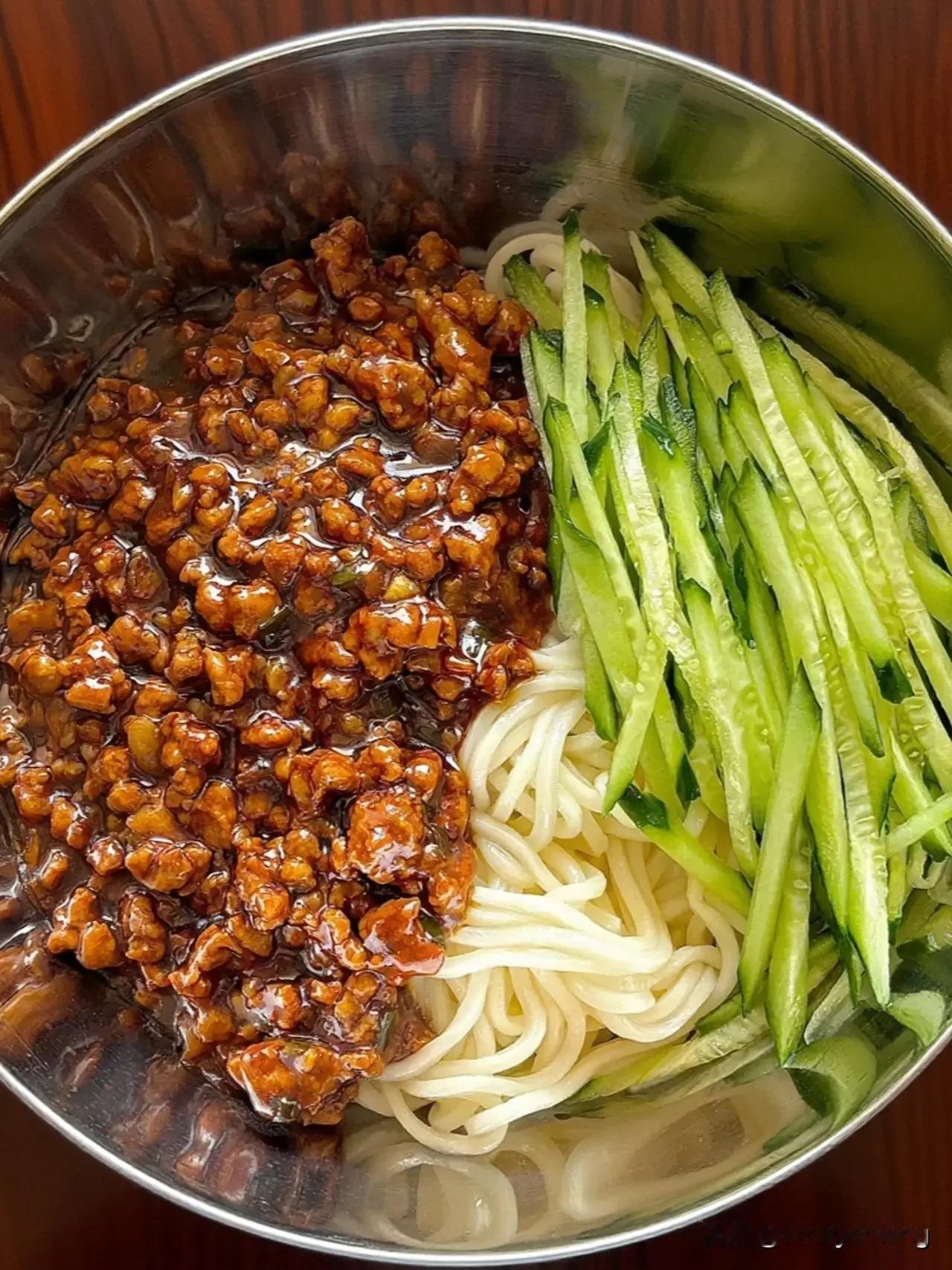 中年人应该觉醒，找到自己最舒服的活法。中年觉醒便是与自己和解，开始好好善待自己