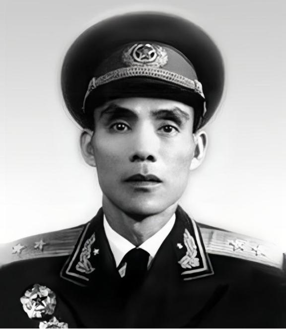 1963年，开国中将韦杰回到家乡调研，县委领导为他准备了八菜二汤韦杰，原名韦