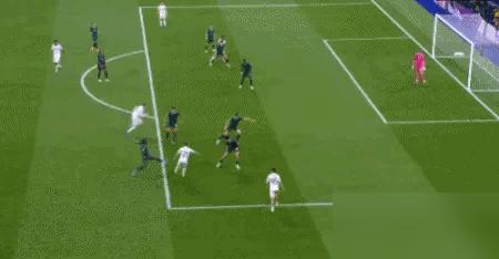 姆巴佩等七个核心全坐在看台上，皇马这阵容残破得像个漏风的筛子，你以为今晚伯纳乌要